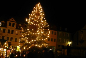 Schön geschmückter Weihnachtsbaum auf dem Marktplatz